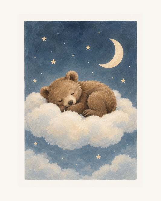 En liten brun björn sover på ett mjukt moln under en blå stjärnhimmel med månskära. – 40 × 50 cm med ljus marginal.