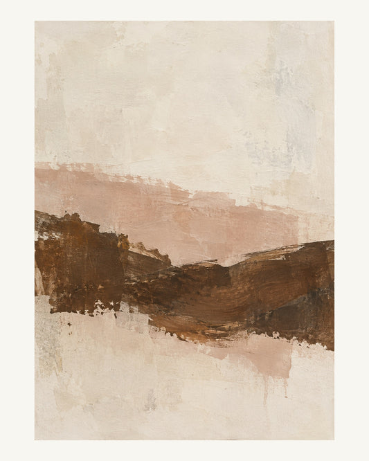 Ett brett jordbrunt drag möter rosabeige och stora ytor av gräddvitt. Format 40 × 50 cm med ljus marginal.