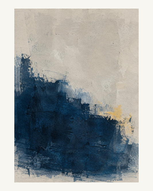 Preussiskt blått pigment mot varmgrått med ett kalkgult skrapspår. Format 40 × 50 cm med ljus marginal.