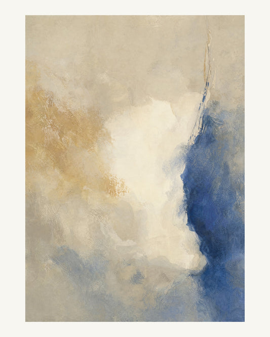 Abstrakt måleriskt motiv i beige, kalkvitt, ultramarin, dämpad ockra. Mjuka färgfält löser upp sig kring ett ljust mellanrum, med diskreta skrapningar som ger ytan liv. 40 × 50 cm.