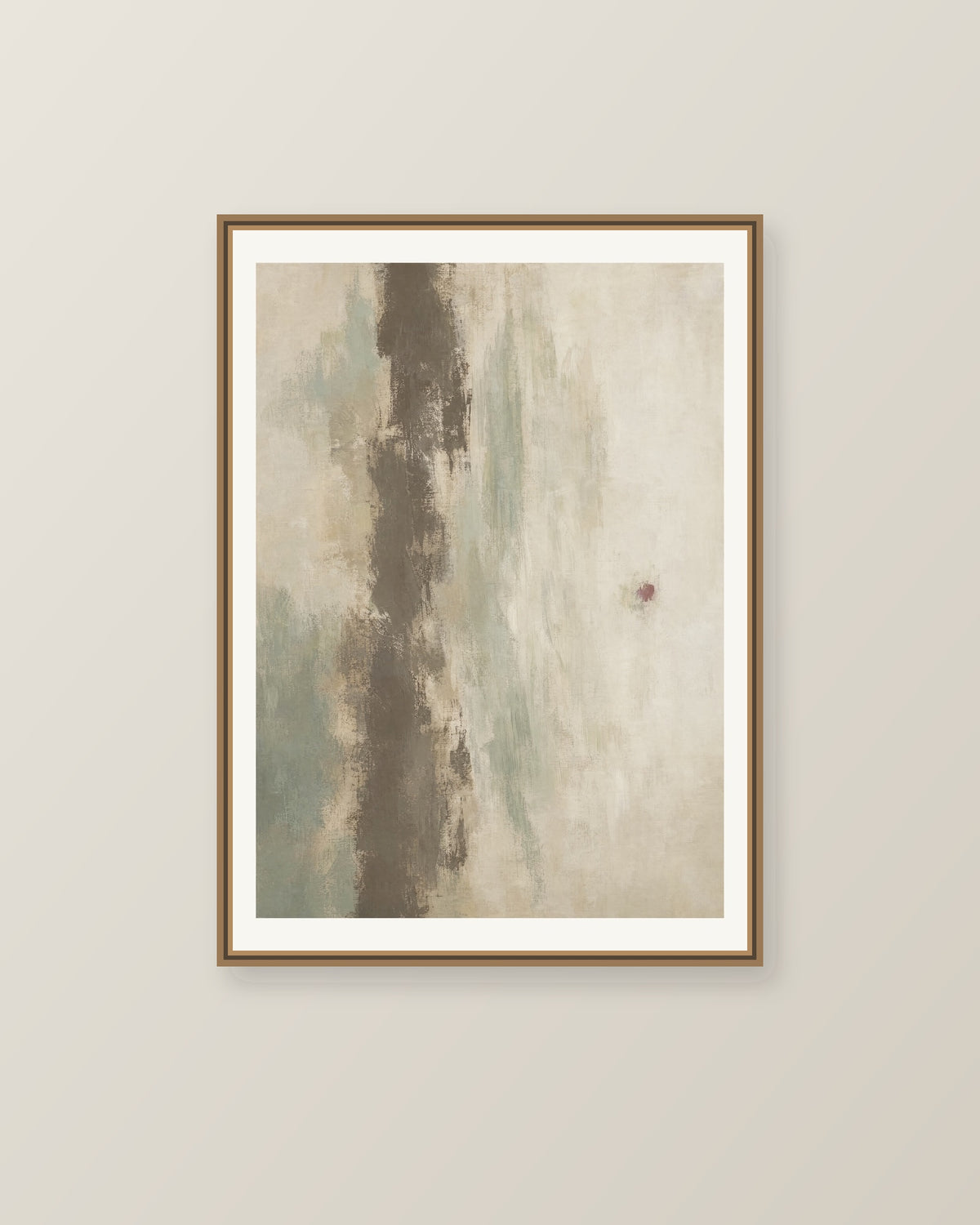 Abstrakt måleriskt motiv i brun-beige, varm krita, vinrött, dämpad salvia. Ett brutet lodrätt färgstråk möter tunna utsuddade slöjor och en liten förskjuten accent. Illustrerad inramningsvy. Ram ingår inte.