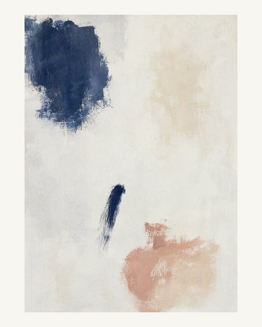 Abstrakt måleriskt motiv i vit ram, benvitt, djup indigo, lerrosa. Fristående färgavtryck i olika storlek lämnar generösa mellanrum och låter papprets ljusa yta bära bilden. 40 × 50 cm.