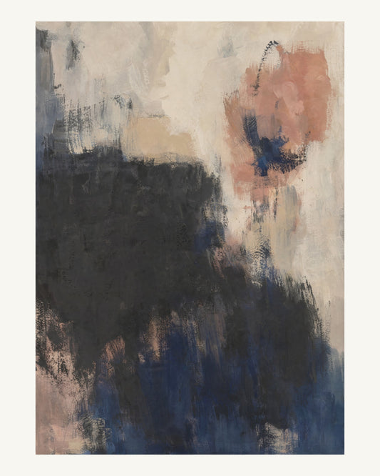 Abstrakt måleriskt motiv i matt yta antracit, benvitt, djup indigo, lerrosa. Ett fylligt, oregelbundet färgfält får tyngd av skrapade lager och bryts av ljusare öppningar. 40 × 50 cm.