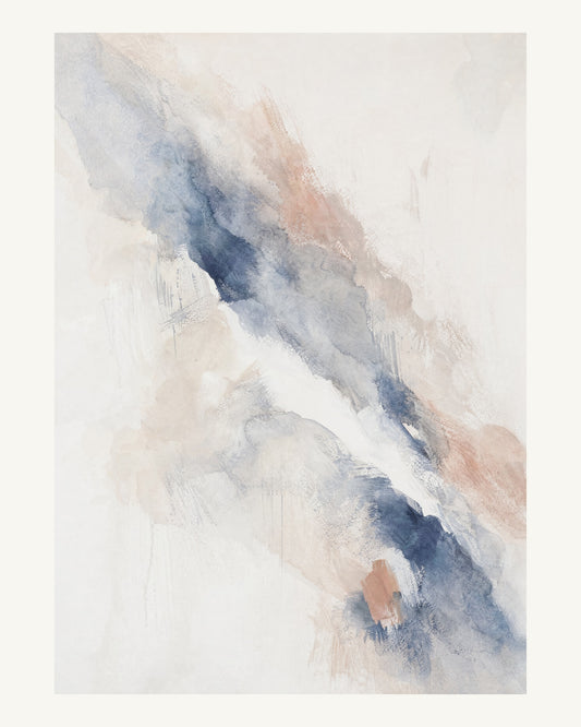 Abstrakt måleriskt motiv i matt vit, benvitt, djup indigo, lerrosa. Tunna färgslöjor glider diagonalt över ljusa partier, med ett tätare färgavtryck som motvikt. 40 × 50 cm.