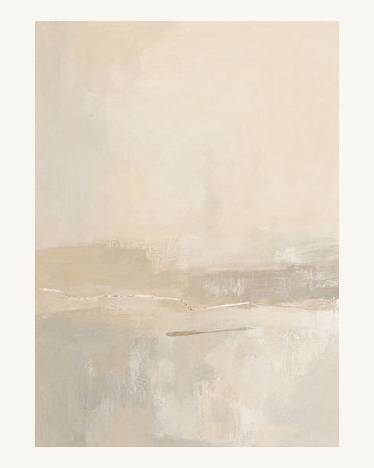 Abstrakt måleriskt motiv i ljus sandbeige, mjuk gråbeige, ljus linne. Breda, ojämna färglager möts kring en avbruten horisont och lämnar gott om ljus luft. 40 × 50 cm.