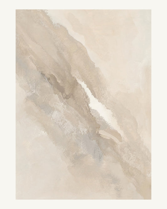 Abstrakt måleriskt motiv i ljus sandbeige, mjuk gråbeige, ljus linne. Tunna färgslöjor glider diagonalt över ljusa partier, med ett tätare färgavtryck som motvikt. 40 × 50 cm.