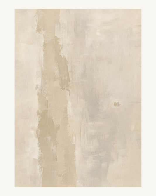 Abstrakt måleriskt motiv i ljus sandbeige, mjuk gråbeige, ljus linne. Ett brutet lodrätt färgstråk möter tunna utsuddade slöjor och en liten förskjuten accent. 40 × 50 cm.