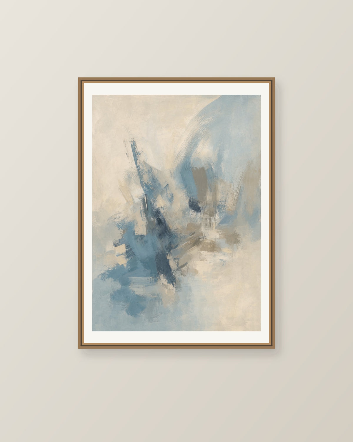 Abstrakt måleriskt motiv i ljus varm kräm, dämpad dimblå, varm gråbeige. Korta, torra penseldrag möter en bredare rörelse i en färgrik mittpunkt med luft runt omkring. Illustrerad inramningsvy. Ram ingår inte.