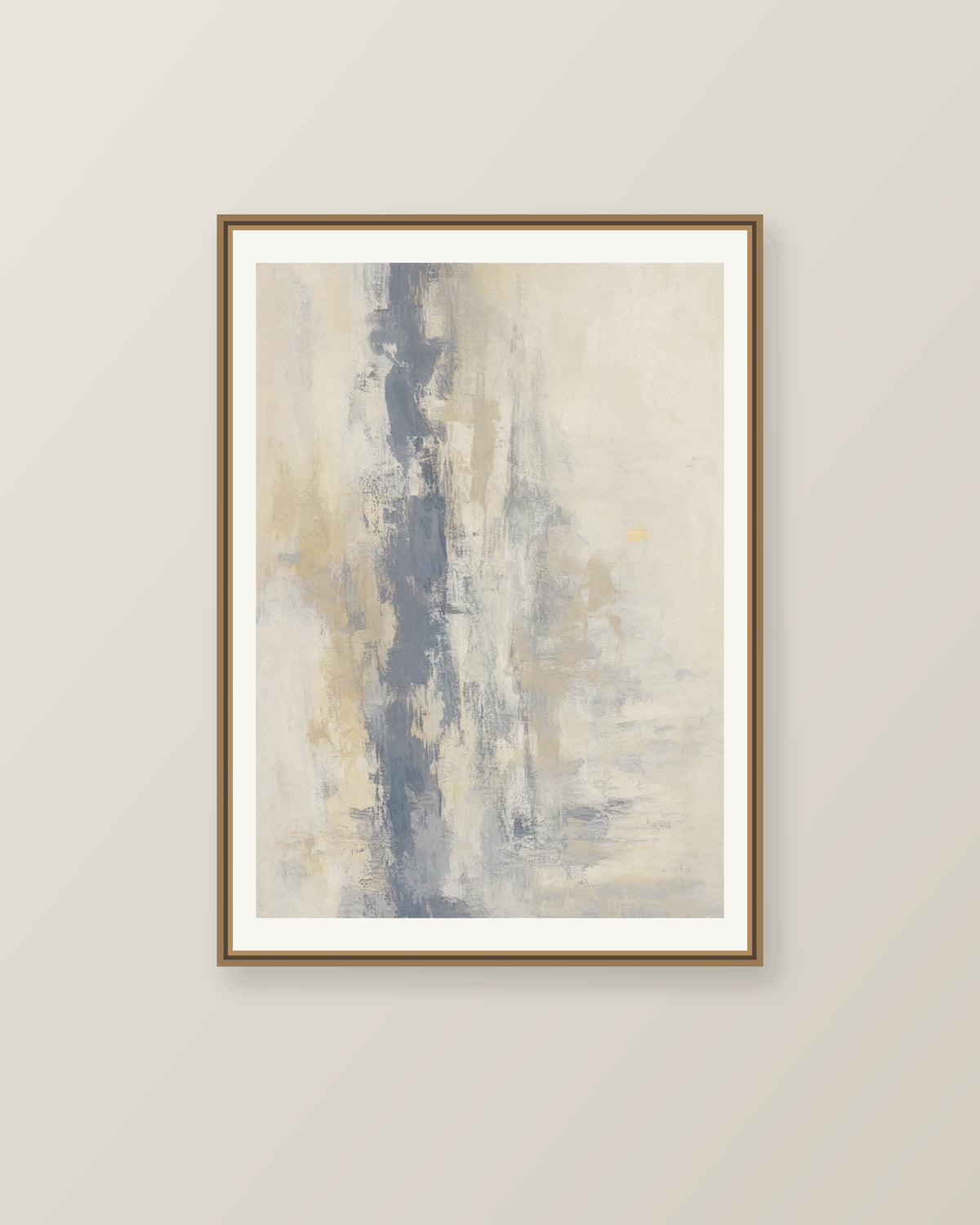 Abstrakt måleriskt motiv i varm vit, mjuk skiffergrå, sandbeige, blek vaniljgul. Ett brutet lodrätt färgstråk möter tunna utsuddade slöjor och en liten förskjuten accent. Illustrerad inramningsvy. Ram ingår inte.