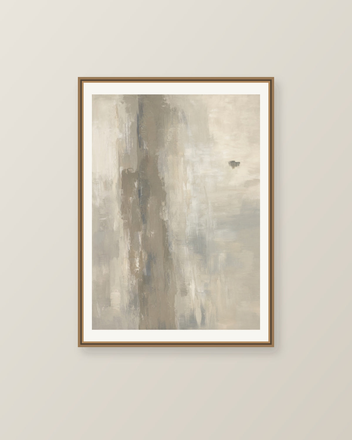 Abstrakt måleriskt motiv i varm taupegrå, ljus gilver/beige, kolgrå. Ett brutet lodrätt färgstråk möter tunna utsuddade slöjor och en liten förskjuten accent. Illustrerad inramningsvy. Ram ingår inte.