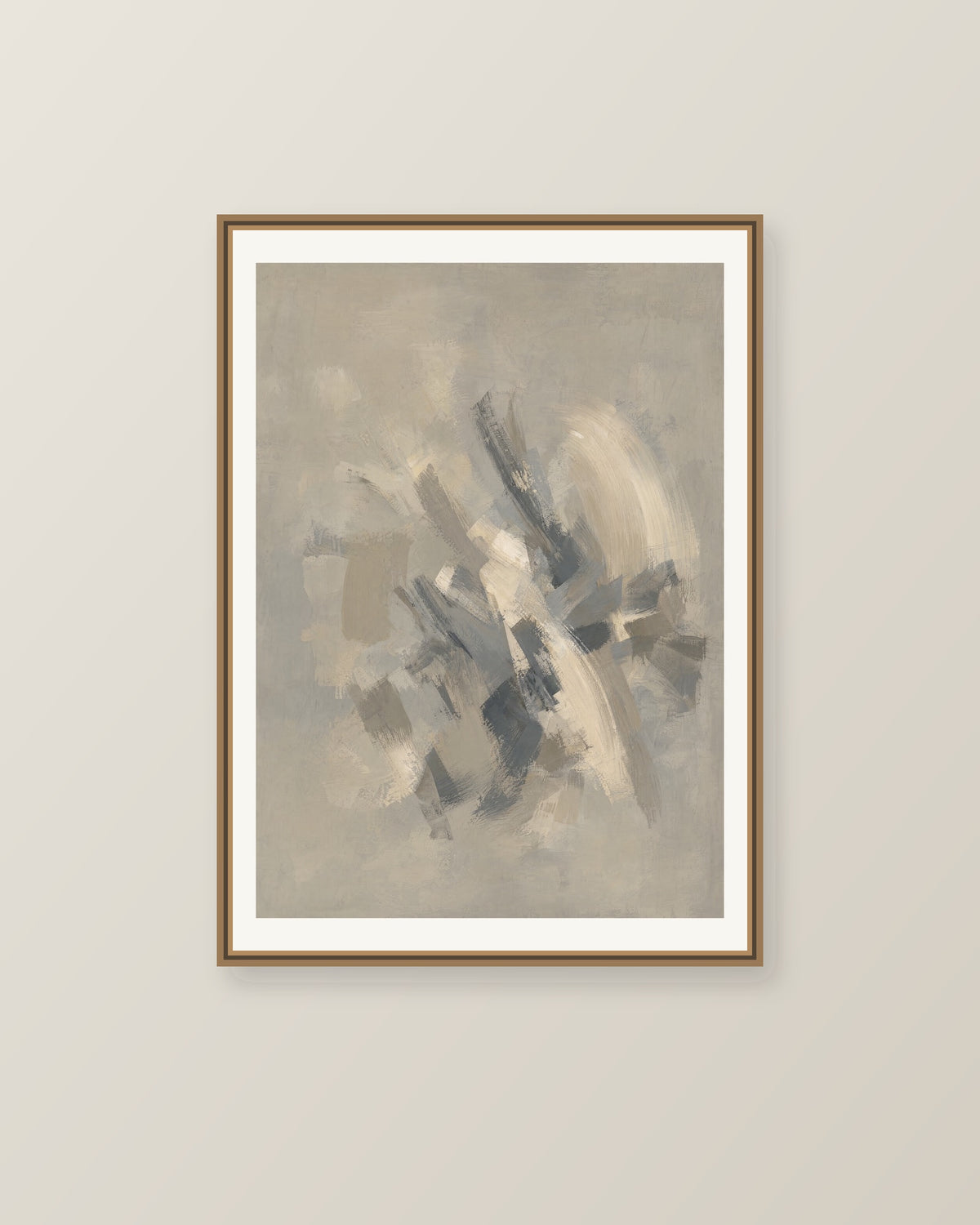 Abstrakt måleriskt motiv i varm taupegrå, ljus gilver/beige, kolgrå. Korta, torra penseldrag möter en bredare rörelse i en färgrik mittpunkt med luft runt omkring. Illustrerad inramningsvy. Ram ingår inte.
