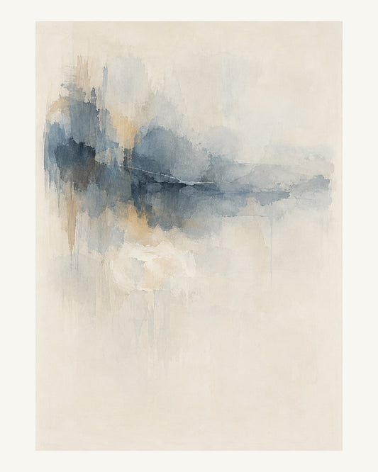 Ett mjukt gråblått färgfält vilar över en tunn kalkvit botten. Format 40 × 50 cm med ljus marginal.