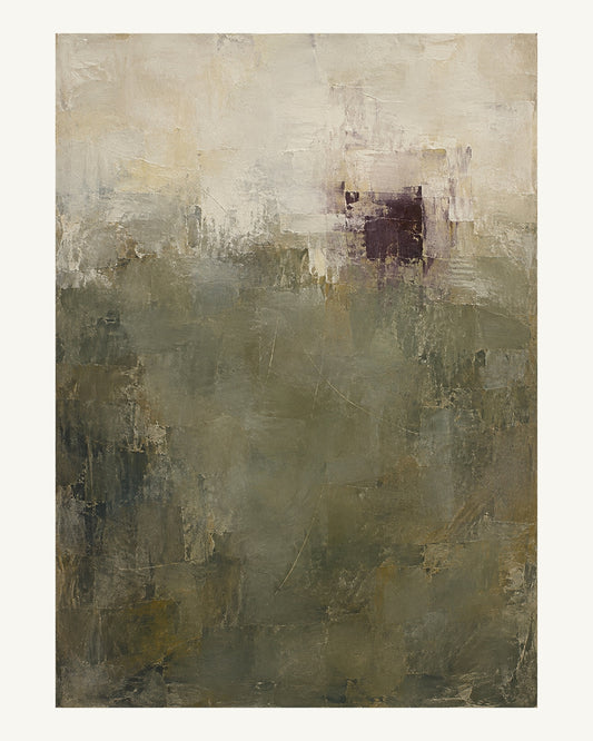 Dämpade olivgrå lager möter kalkljus yta och en liten tät auberginefärgad skrapning. Format 40 × 50 cm med ljus marginal.