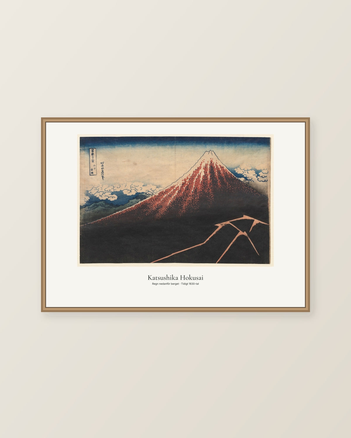 Regn nedanför berget av Katsushika Hokusai. Konstposter med ljus marginal och diskret verktext. Illustrerad inramningsvy. Ram ingår inte.
