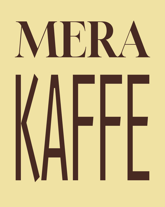 Mera kaffe. En bred serifrad möter höga, smala versaler. Chokladbrun typografi på smörgul botten ger kaffehälsningen en tydlig grafisk rytm. Format 40 × 50 cm.