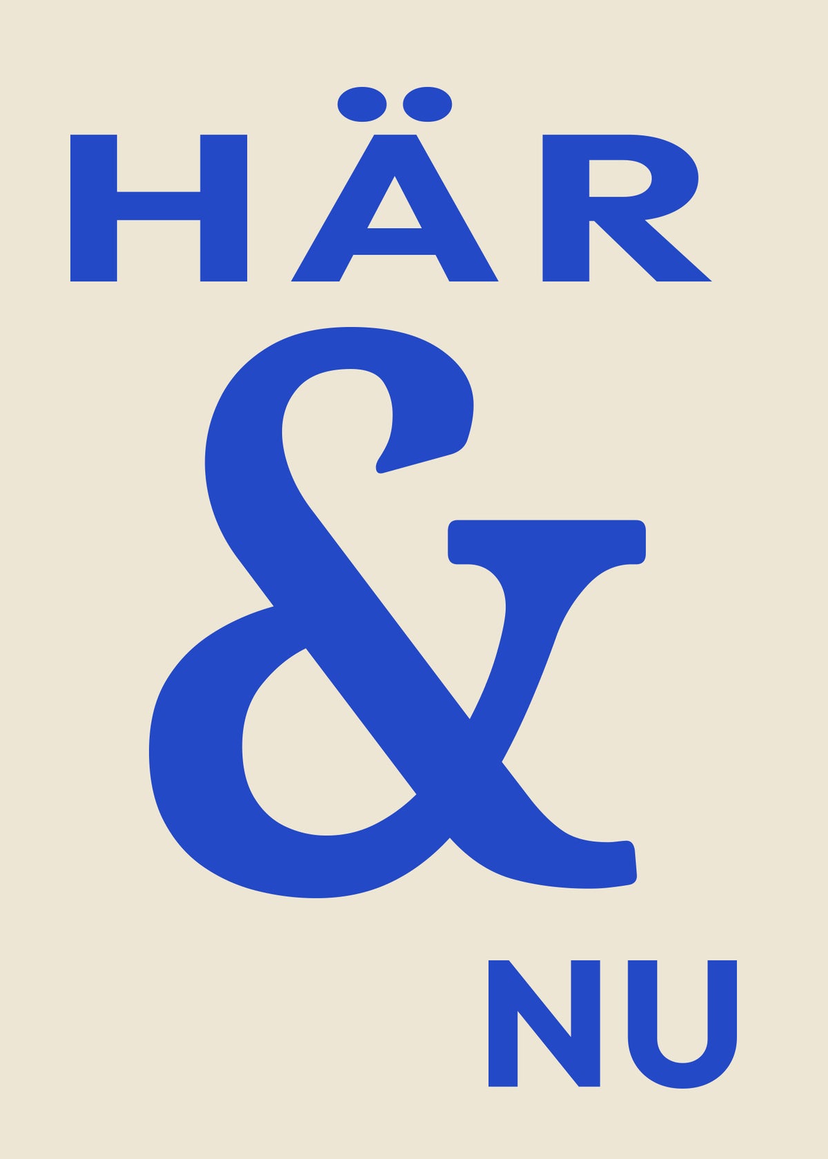 Här & nu. Ett stort koboltblått &-tecken står mellan HÄR och NU. Raka versaler och böjda serifer skapar en asymmetrisk komposition på ljus kräm. Format 50 × 70 cm.