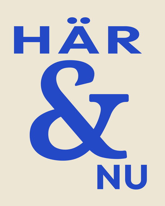 Här & nu. Ett stort koboltblått &-tecken står mellan HÄR och NU. Raka versaler och böjda serifer skapar en asymmetrisk komposition på ljus kräm. Format 40 × 50 cm.