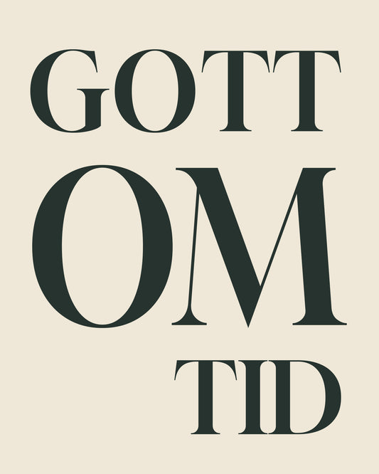 Gott om tid. Ett överdimensionerat OM binder ihop tre ord i djup, grönsvart serif. Ljus varm botten och stora öppna bokstavsrum. Format 40 × 50 cm.