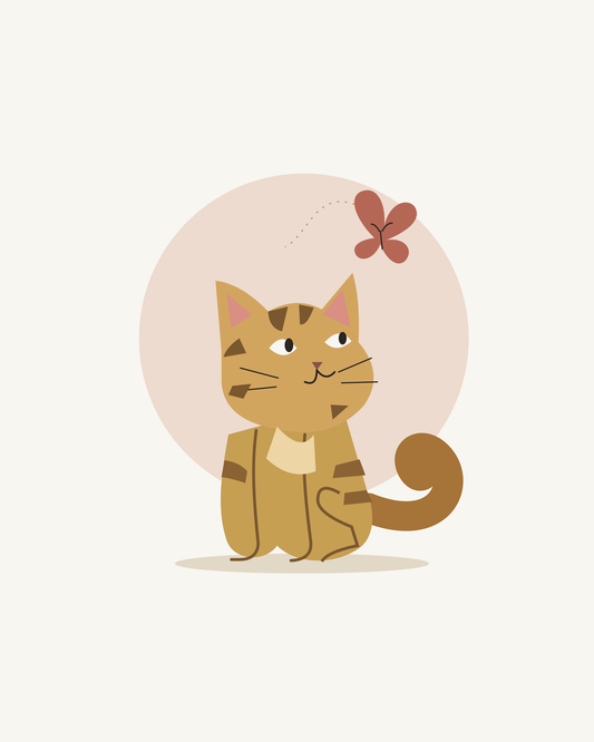 En randig ockragul katt tittar upp på en liten terrakottaröd fjäril mot en varm rosa cirkel. – 40 × 50 cm med ljus marginal.