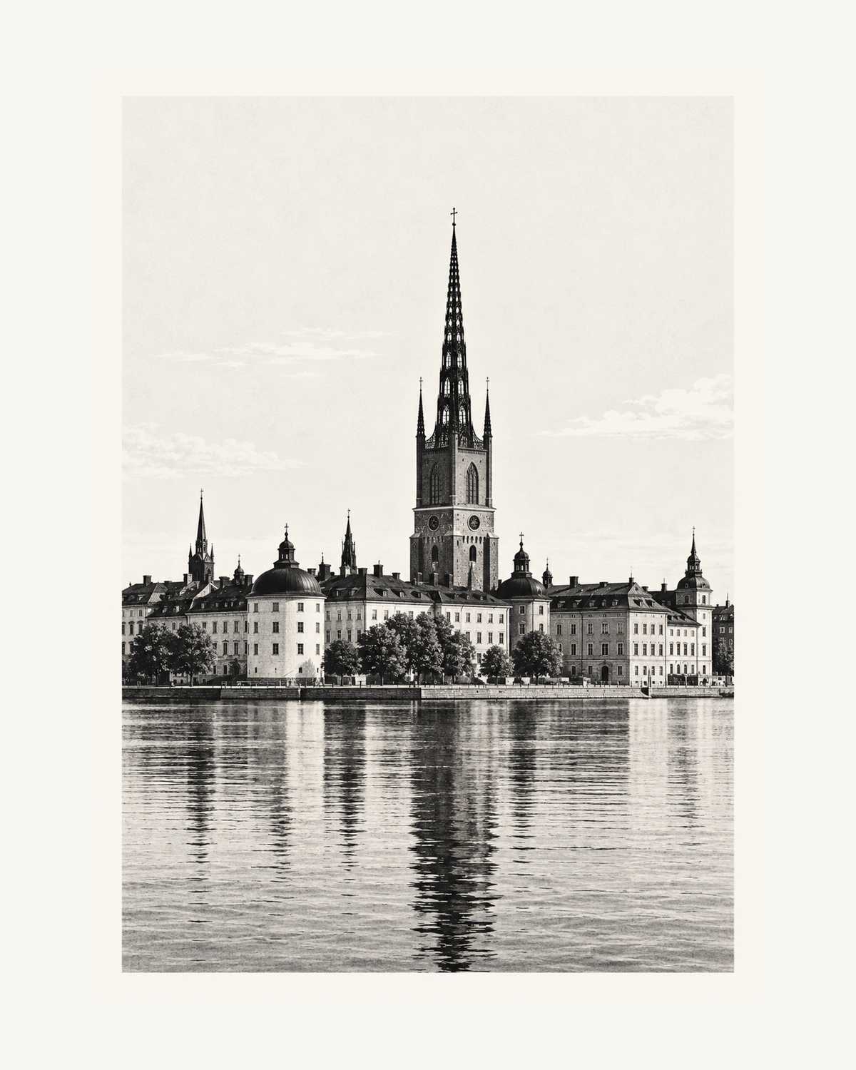 Riddarholmens siluett med kyrkans genombrutna spira över vattnet i en svartvit grafisk illustration. – 40 × 50 cm med ljus marginal.