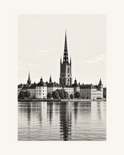 Riddarholmens siluett med kyrkans genombrutna spira över vattnet i en svartvit grafisk illustration. – 40 × 50 cm med ljus marginal.