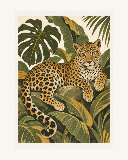 En vilande leopard bland stora tropiska blad i olivgrönt, senapsgult, svart och gräddvitt. – 40 × 50 cm med ljus marginal.