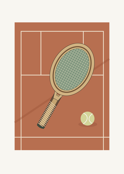Ett träracket med fint strängnät ligger diagonalt på en terrakottafärgad tennisbana bredvid en blekgrön boll.