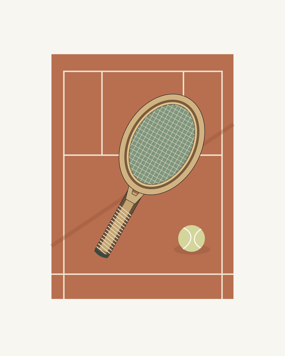 Ett träracket med fint strängnät ligger diagonalt på en terrakottafärgad tennisbana bredvid en blekgrön boll. – 40 × 50 cm med ljus marginal.