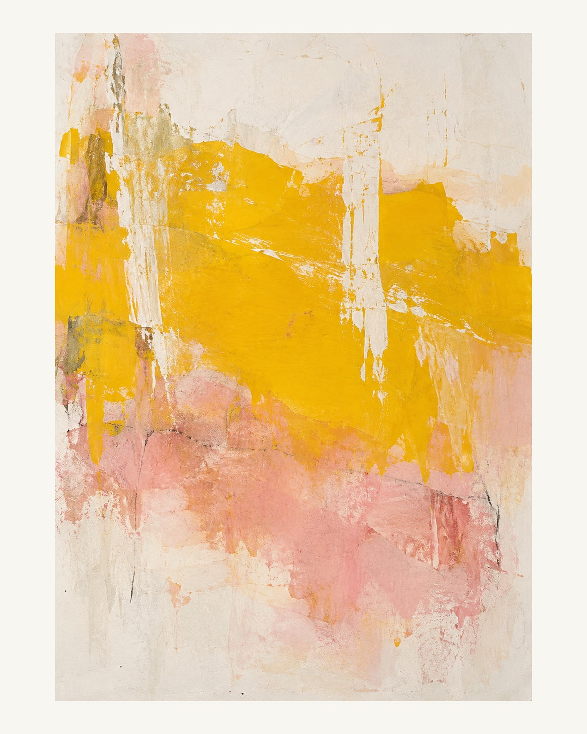 Ett starkt gult färgfält med vita skrapspår och en varm rosa underton. Format 40 × 50 cm med ljus marginal.