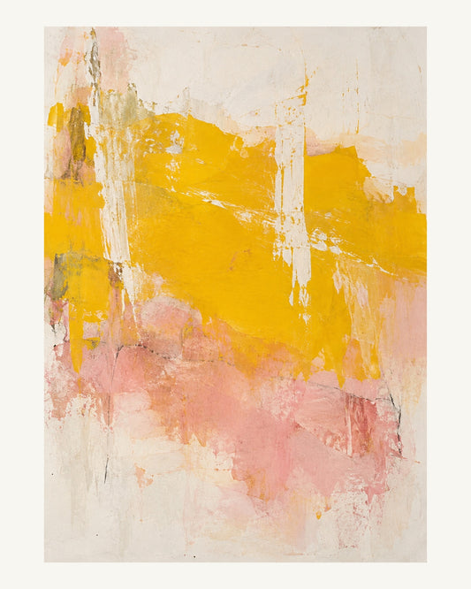 Ett starkt gult färgfält med vita skrapspår och en varm rosa underton. Format 40 × 50 cm med ljus marginal.