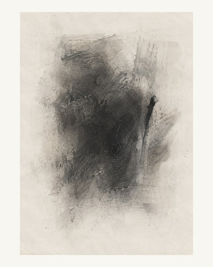 Kolsvart stoft, grå utsuddade kanter och en tät mörk markering på linnevitt. Format 40 × 50 cm med ljus marginal.