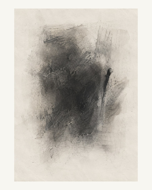 Kolsvart stoft, grå utsuddade kanter och en tät mörk markering på linnevitt. Format 40 × 50 cm med ljus marginal.
