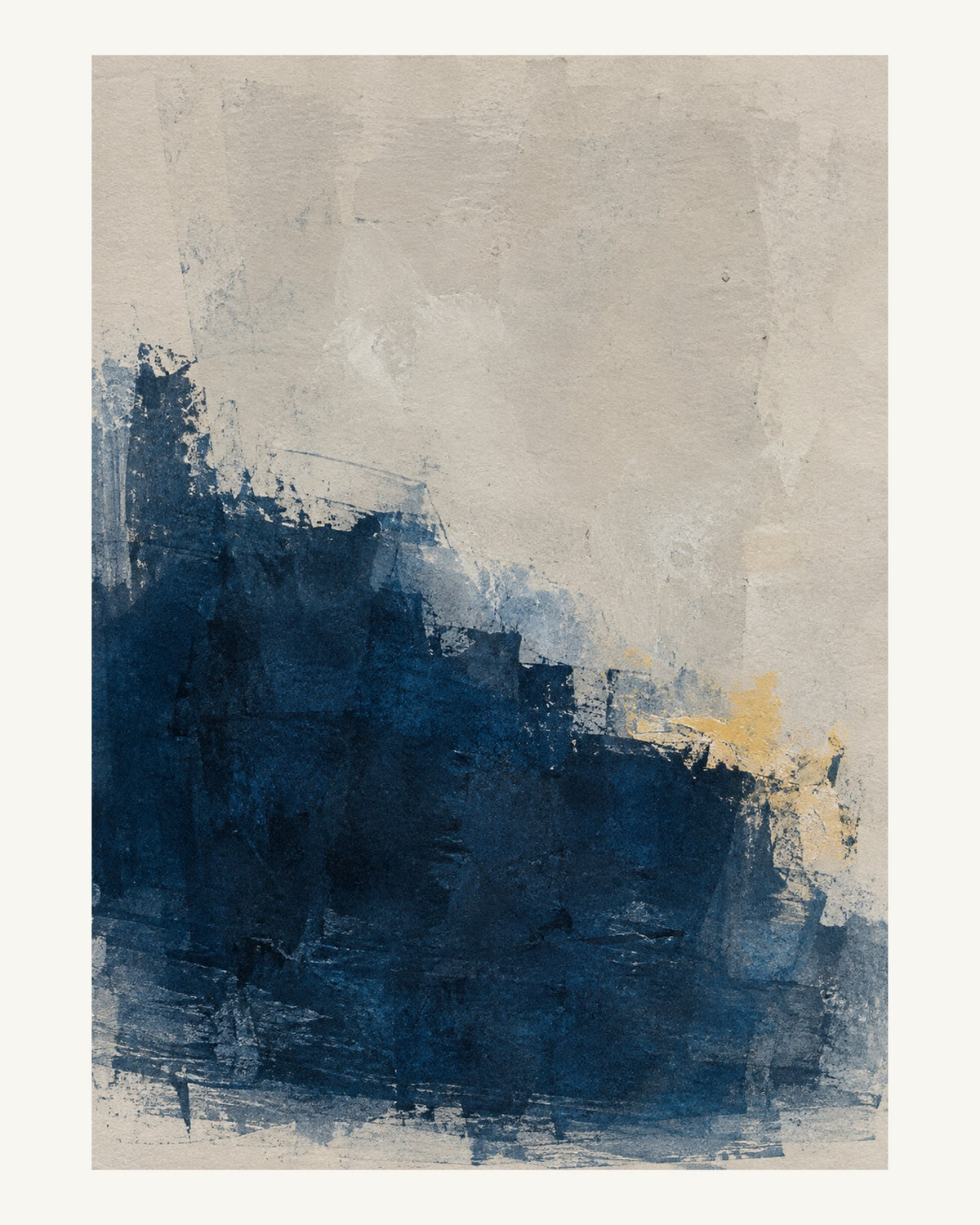 Preussiskt blått pigment mot varmgrått med ett kalkgult skrapspår. Format 40 × 50 cm med ljus marginal.
