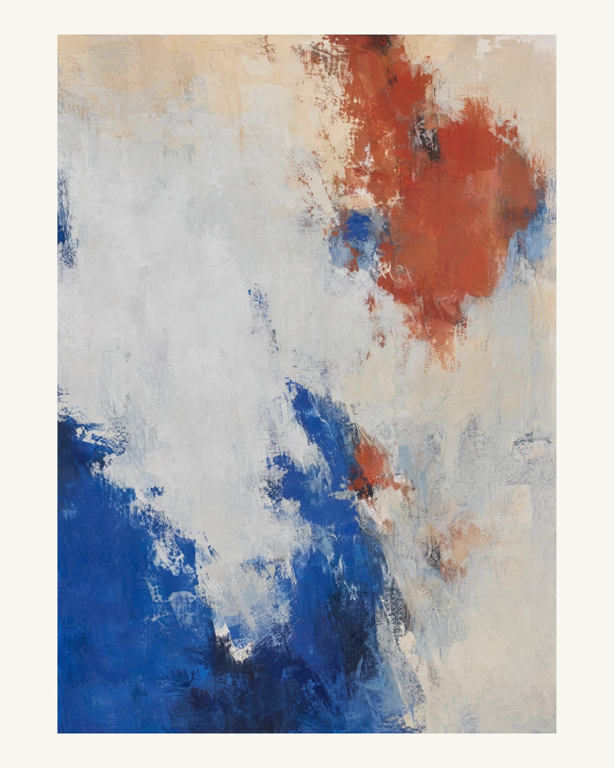 Abstrakt måleriskt motiv i matt vit, varmt elfenben, kobolt, tegelrött. Ett fylligt, oregelbundet färgfält får tyngd av skrapade lager och bryts av ljusare öppningar. 40 × 50 cm.