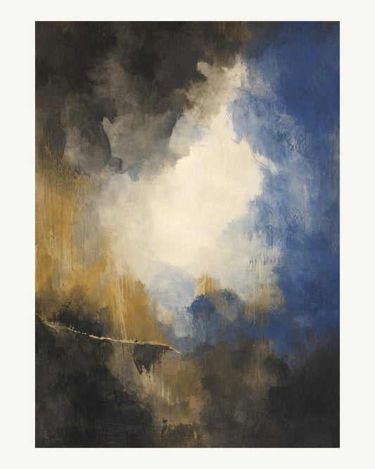 Abstrakt måleriskt motiv i svart, kalkvitt, ultramarin, dämpad ockra. Mjuka färgfält löser upp sig kring ett ljust mellanrum, med diskreta skrapningar som ger ytan liv. 40 × 50 cm.