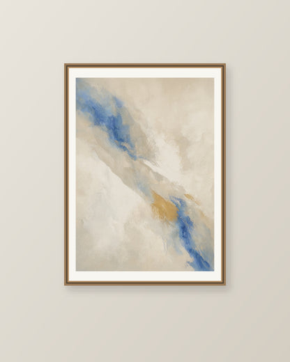 Abstrakt måleriskt motiv i beige, kalkvitt, ultramarin, dämpad ockra. Tunna färgslöjor glider diagonalt över ljusa partier, med ett tätare färgavtryck som motvikt. Illustrerad inramningsvy. Ram ingår inte.