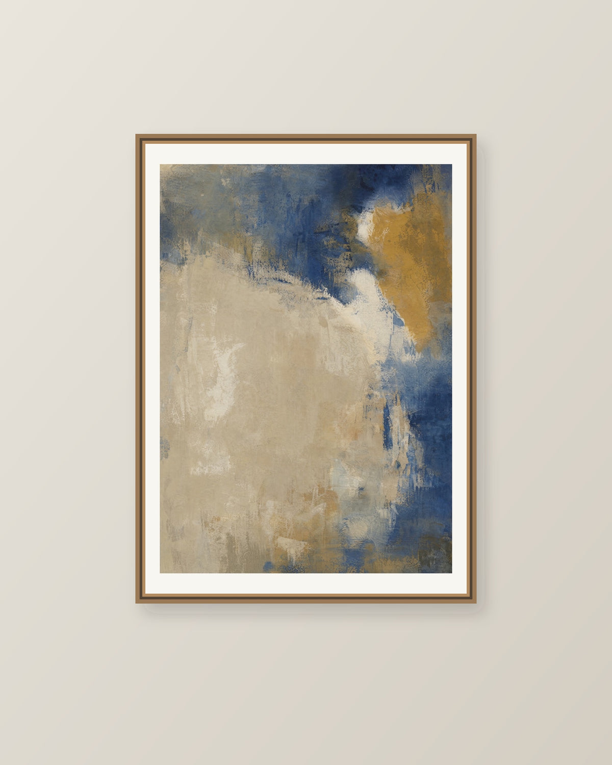 Abstrakt måleriskt motiv i beige, kalkvitt, ultramarin, dämpad ockra. Ett fylligt, oregelbundet färgfält får tyngd av skrapade lager och bryts av ljusare öppningar. Illustrerad inramningsvy. Ram ingår inte.