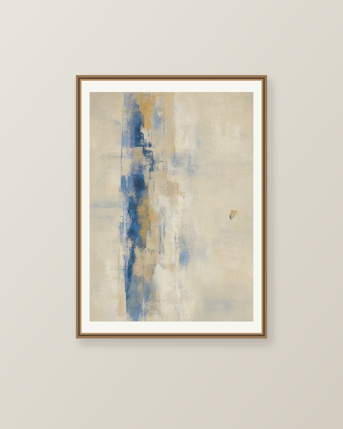 Abstrakt måleriskt motiv i beige, kalkvitt, ultramarin, dämpad ockra. Ett brutet lodrätt färgstråk möter tunna utsuddade slöjor och en liten förskjuten accent. Illustrerad inramningsvy. Ram ingår inte.