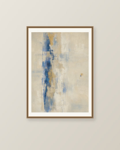 Abstrakt måleriskt motiv i beige, kalkvitt, ultramarin, dämpad ockra. Ett brutet lodrätt färgstråk möter tunna utsuddade slöjor och en liten förskjuten accent. Illustrerad inramningsvy. Ram ingår inte.