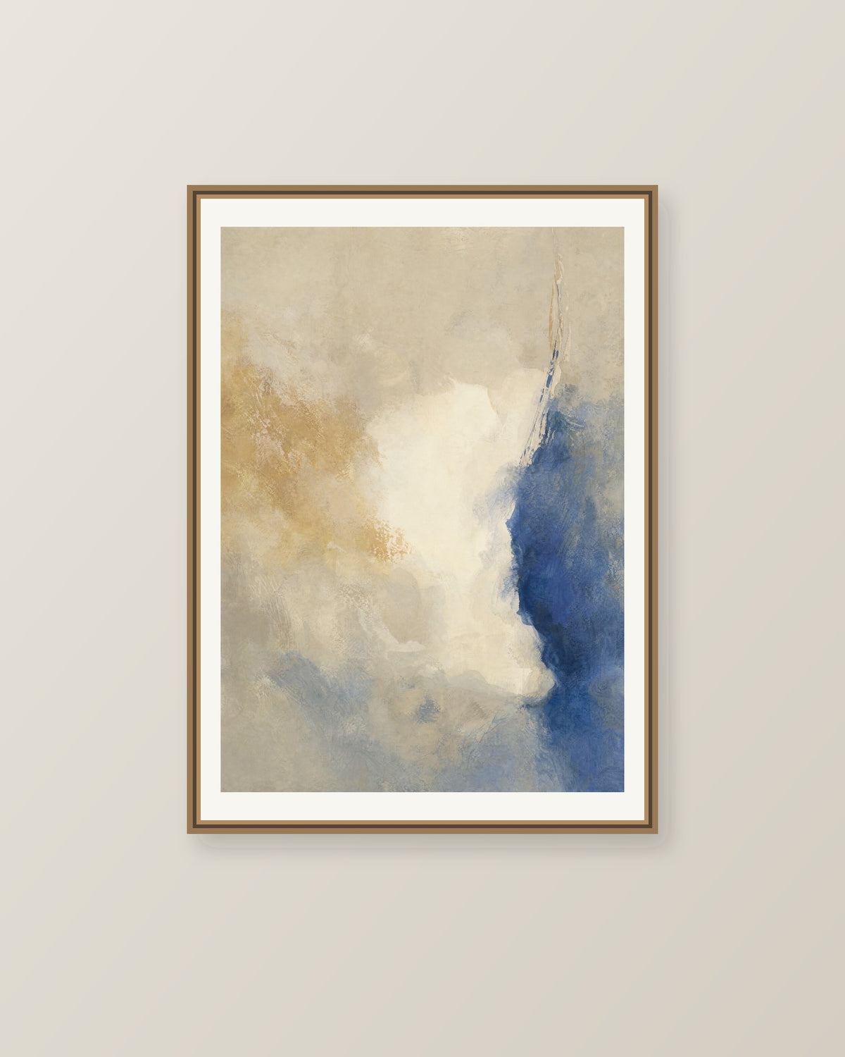 Abstrakt måleriskt motiv i beige, kalkvitt, ultramarin, dämpad ockra. Mjuka färgfält löser upp sig kring ett ljust mellanrum, med diskreta skrapningar som ger ytan liv. Illustrerad inramningsvy. Ram ingår inte.