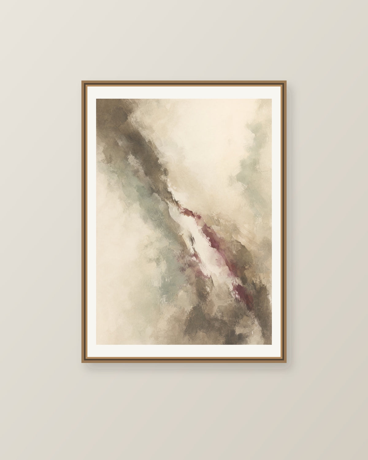Abstrakt måleriskt motiv i brun-beige, varm krita, vinrött, dämpad salvia. Tunna färgslöjor glider diagonalt över ljusa partier, med ett tätare färgavtryck som motvikt. Illustrerad inramningsvy. Ram ingår inte.