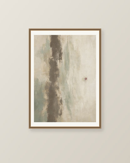 Abstrakt måleriskt motiv i brun-beige, varm krita, vinrött, dämpad salvia. Ett brutet lodrätt färgstråk möter tunna utsuddade slöjor och en liten förskjuten accent. Illustrerad inramningsvy. Ram ingår inte.