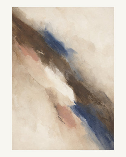 Abstrakt måleriskt motiv i brun, benvitt, djup indigo, lerrosa. Tunna färgslöjor glider diagonalt över ljusa partier, med ett tätare färgavtryck som motvikt. 40 × 50 cm.