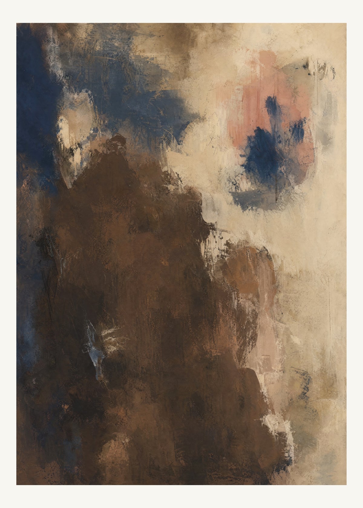 Abstrakt måleriskt motiv i brun, benvitt, djup indigo, lerrosa. Ett fylligt, oregelbundet färgfält får tyngd av skrapade lager och bryts av ljusare öppningar. 50 × 70 cm.