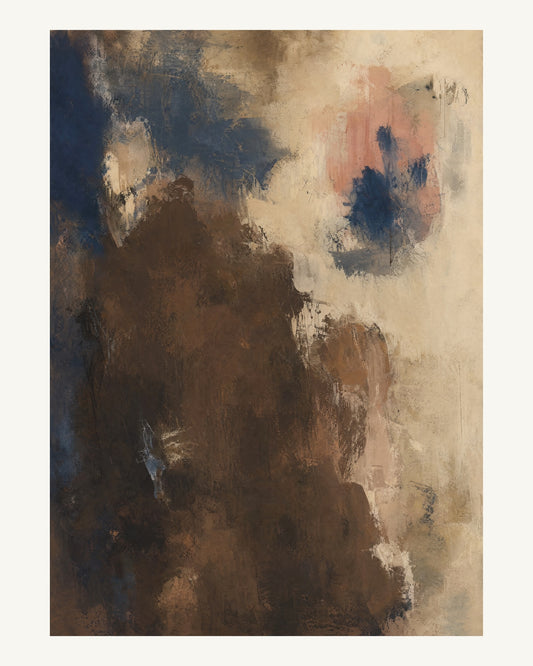 Abstrakt måleriskt motiv i brun, benvitt, djup indigo, lerrosa. Ett fylligt, oregelbundet färgfält får tyngd av skrapade lager och bryts av ljusare öppningar. 40 × 50 cm.
