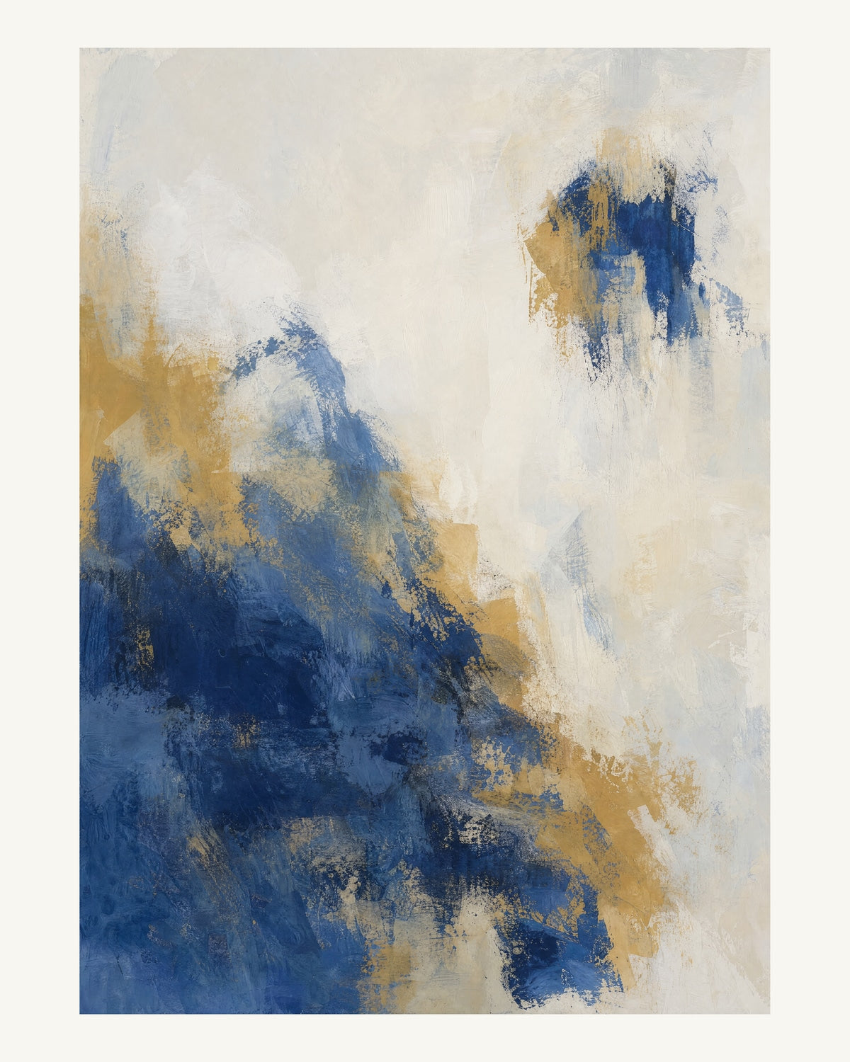 Abstrakt måleriskt motiv i vit, kalkvitt, ultramarin, dämpad ockra. Ett fylligt, oregelbundet färgfält får tyngd av skrapade lager och bryts av ljusare öppningar. 40 × 50 cm.
