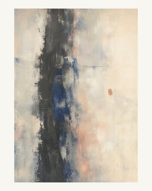 Abstrakt måleriskt motiv i matt yta antracit, benvitt, djup indigo, lerrosa. Ett brutet lodrätt färgstråk möter tunna utsuddade slöjor och en liten förskjuten accent. 40 × 50 cm.