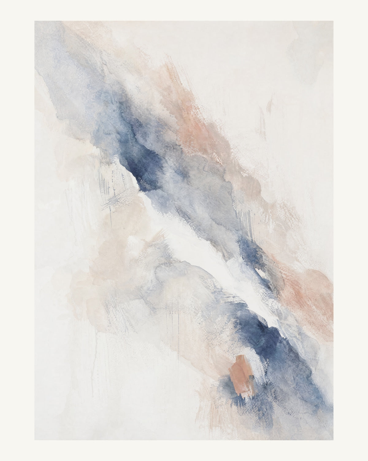 Abstrakt måleriskt motiv i matt vit, benvitt, djup indigo, lerrosa. Tunna färgslöjor glider diagonalt över ljusa partier, med ett tätare färgavtryck som motvikt. 40 × 50 cm.