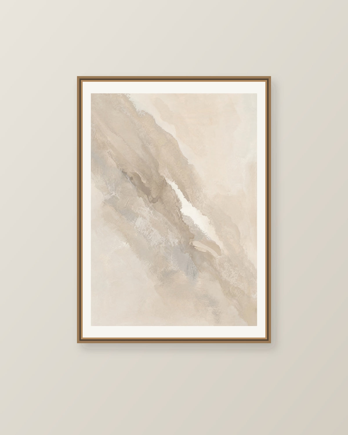 Abstrakt måleriskt motiv i ljus sandbeige, mjuk gråbeige, ljus linne. Tunna färgslöjor glider diagonalt över ljusa partier, med ett tätare färgavtryck som motvikt. Illustrerad inramningsvy. Ram ingår inte.