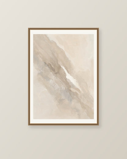 Abstrakt måleriskt motiv i ljus sandbeige, mjuk gråbeige, ljus linne. Tunna färgslöjor glider diagonalt över ljusa partier, med ett tätare färgavtryck som motvikt. Illustrerad inramningsvy. Ram ingår inte.